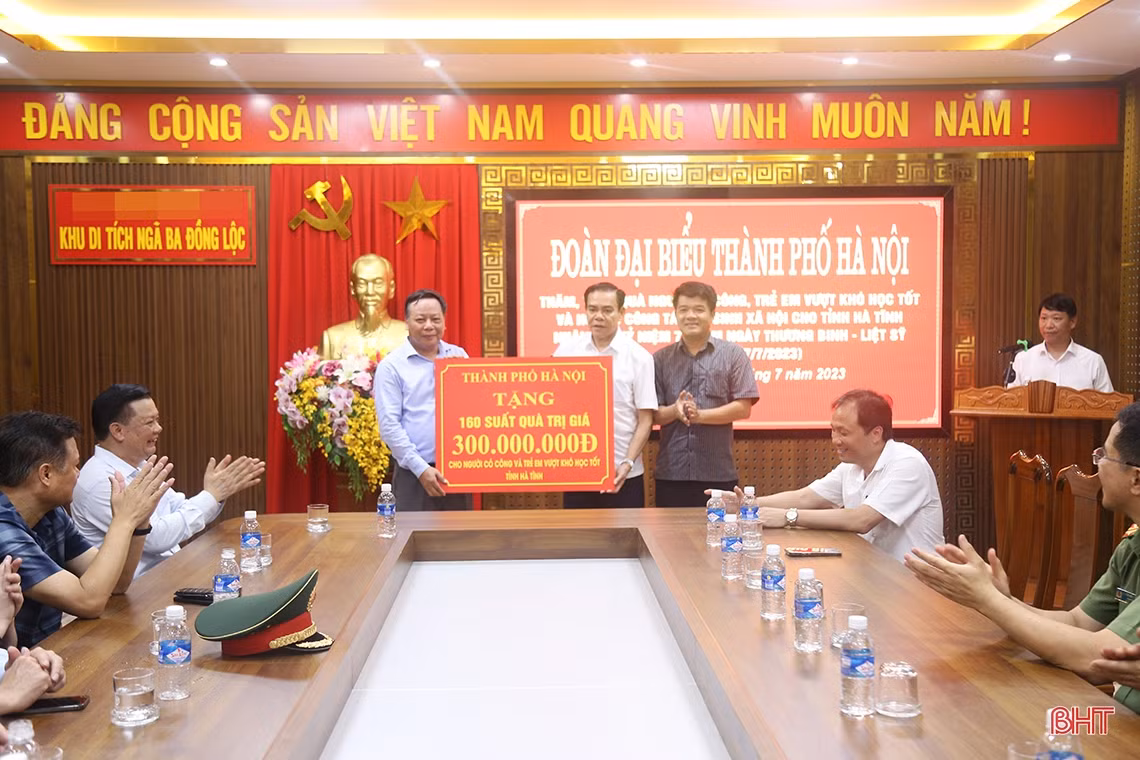 Đoàn công tác Thành ủy Hà Nội dâng hương tại Ngã ba Đồng Lộc