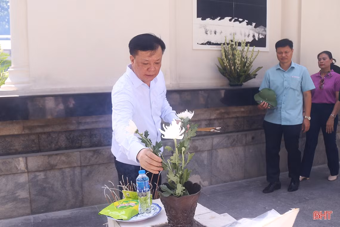 Đoàn công tác Thành ủy Hà Nội dâng hương tại Ngã ba Đồng Lộc