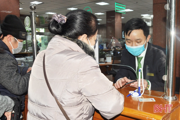 Phí SMS Banking Vietcombank tăng cao: “Người trong cuộc” nói gì?