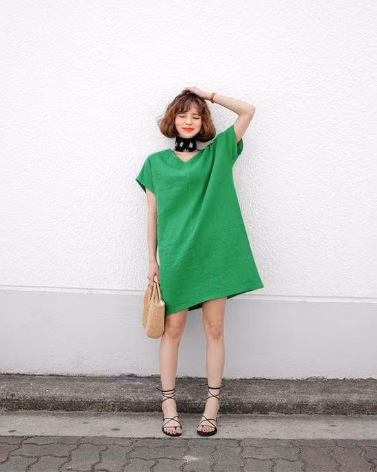 Tạo điểm nhấn cho set đồ ngày thu bằng khăn vuông