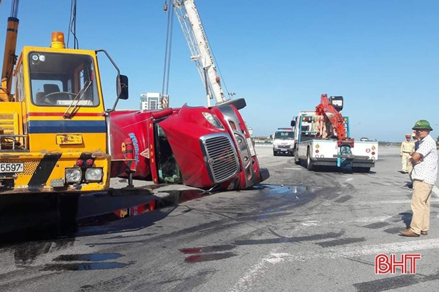 Ôm cua, xe container lật “chỏng vó” trên quốc lộ