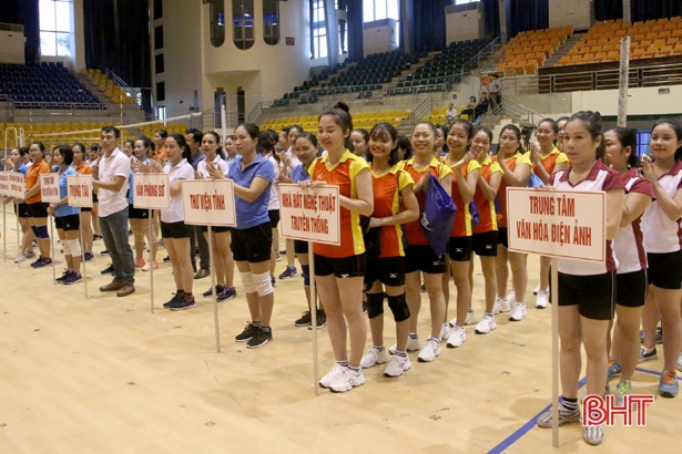 Sôi nổi giải bóng chuyền hơi kỷ niệm ngày thành lập Hội Phụ nữ Việt Nam