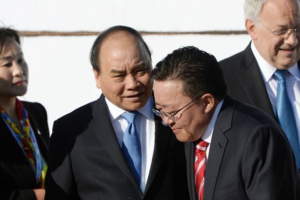 Thủ tướng Nguyễn Xuân Phúc và Tổng thống Mông Cổ khi đó, ông Tsakhiagiin Elbegdorj tại Hội nghị cấp cao ASEM lần thứ 11 ở Ulaanbaatar, Mông Cổ vào năm 2016. Ảnh: Reuters. Diễn đàn Á - Âu: 20 năm hợp tác và thập niên thứ 3 đầy thách thức