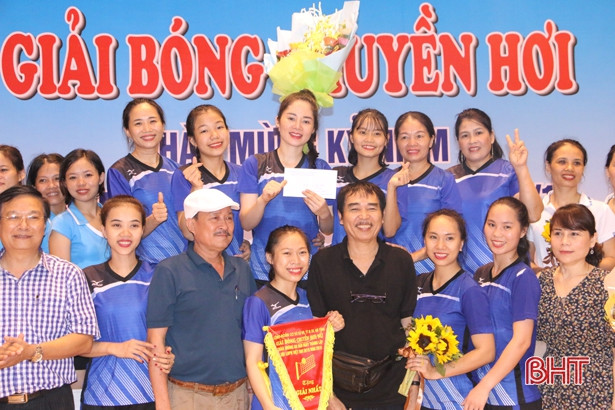 Sôi nổi giải bóng chuyền hơi kỷ niệm ngày thành lập Hội Phụ nữ Việt Nam