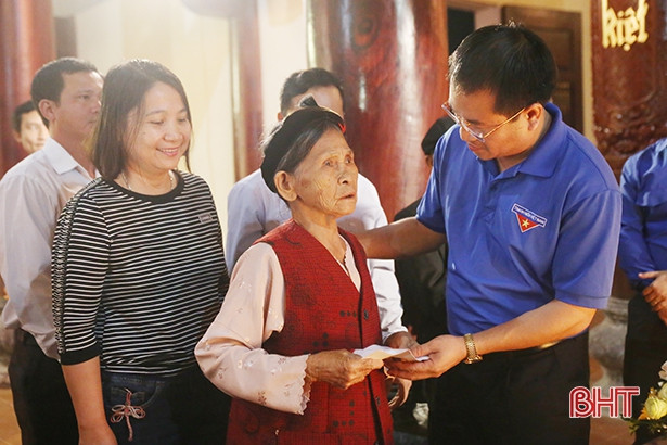 Hàng ngàn ngọn nến tri ân anh hùng Lý Tự Trọng