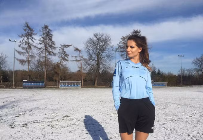 Nhan sắc vạn người mê của nữ trọng tài xinh đẹp nhất thế giới