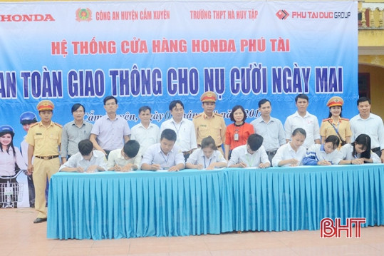 Hơn 15.000 học sinh Cẩm Xuyên ký cam kết chấp hành Luật Giao thông đường bộ