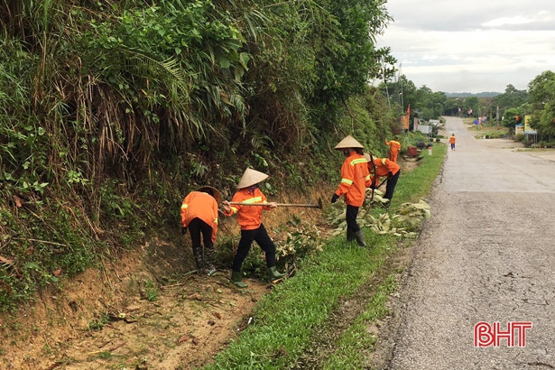 Hơn 10 tỷ đồng duy tu Quốc lộ 8A đoạn qua KKT Cầu Treo
