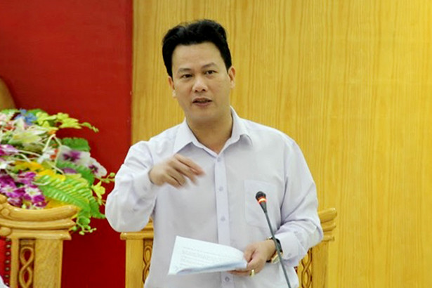 Chủ tịch UBND tỉnh Đặng Quốc Khánh: Các sở, ban, ngành cần tiếp tục nghiên cứu, xem xét để điều chỉnh, bổ sung các vấn đề sẽ được đưa ra bàn bạc, thảo luận trong kỳ họp HĐND tỉnh sắp tới. Đặc biệt, có một số nghị quyết nên xem xét thêm, không nên đưa vào kỳ họp sắp tới, như: Tiếp tục thực hiện chính sách phát triển đô thị TP Hà Tĩnh đến năm 2020; Quản lý tài nguyên khoáng sản trên địa bàn tỉnh; Thí điểm xây dựng cơ chế, chính sách chuyển giao nhiệm vụ của bộ phận trực "một cửa, một của liên thông" để tiếp nhận hồ sơ, trả kết quả giải quyết thủ tục hành chính cho tổ chức, cá nhân, doanh nghiệp ở cấp xã phường, thị trấn cho bưu điện đảm nhận; Chính sách hỗ trợ cuộc vận động "Toàn dân đoàn kết xây dựng NTM, đô thị văn minh" trên địa bàn giai đoạn 2019-2021... Chuẩn bị tốt cho kỳ họp HĐND tỉnh và Kỳ họp thứ 6, Quốc hội khóa XIV