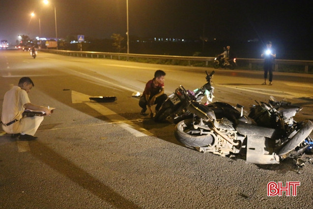 Xe máy đâm nhau, 2 người nguy kịch