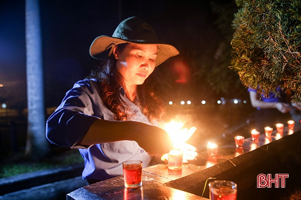 Hàng ngàn ngọn nến tri ân anh hùng Lý Tự Trọng