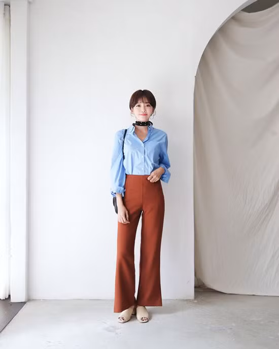 Tạo điểm nhấn cho set đồ ngày thu bằng khăn vuông