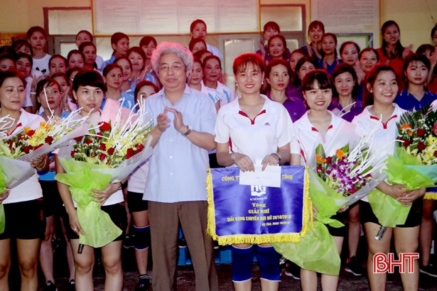 Nữ công nhân Công ty CP May Hà Tĩnh vui giải bóng chuyền hơi