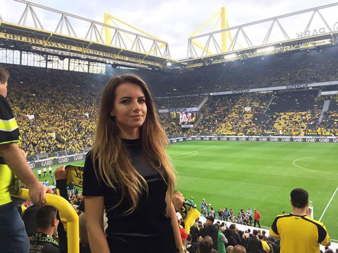 Nhan sắc vạn người mê của nữ trọng tài xinh đẹp nhất thế giới