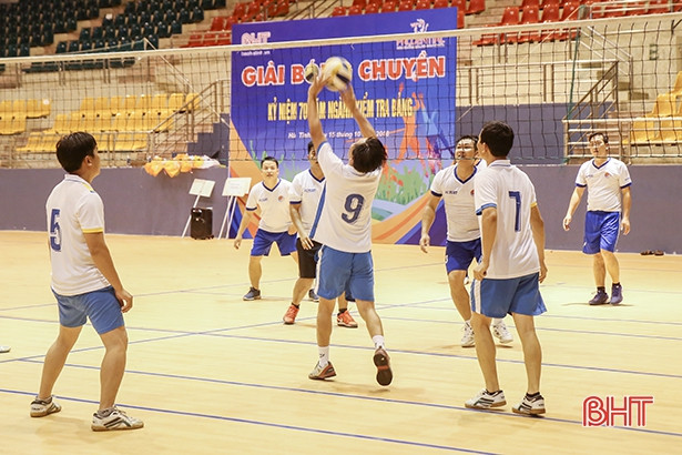 Giao lưu bóng chuyền nhân ngày truyền thống ngành kiểm tra Đảng