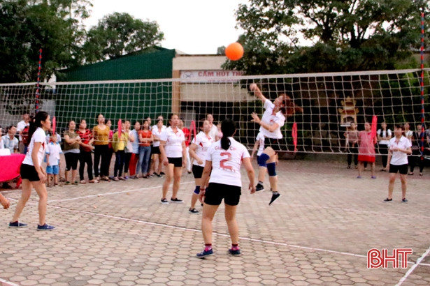 Nữ công nhân Công ty CP May Hà Tĩnh vui giải bóng chuyền hơi