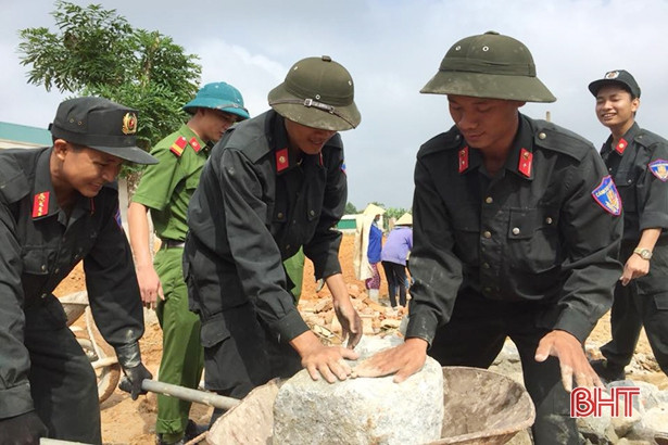 Tuổi trẻ Công an Hà Tĩnh tri ân anh hùng, giúp dân làm nông thôn mới