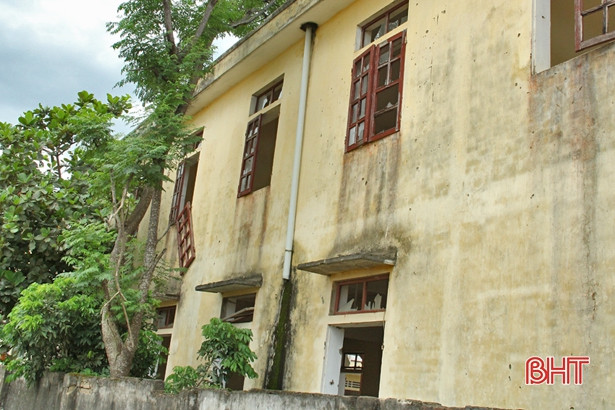 Trường học bỏ hoang, người dân lo lắng!