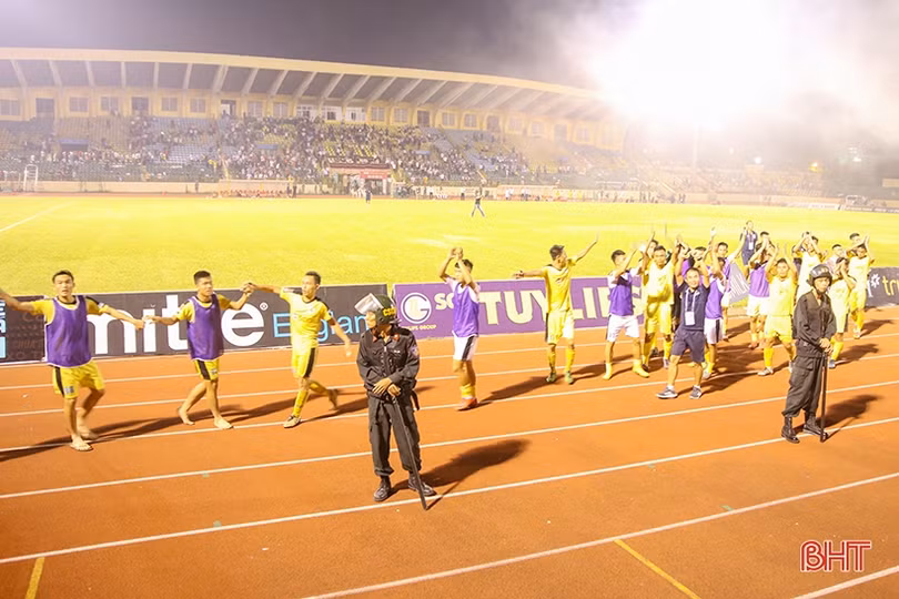 Dư âm play-off: Áo cờ Tổ quốc và niềm tin của người Hà Tĩnh yêu bóng đá