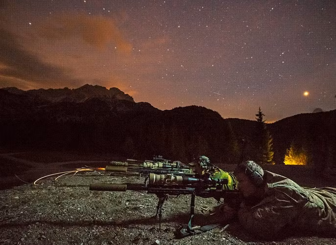 Cận cảnh lính bắn tỉa NATO tập luyện trên lưng chừng dãy Alps