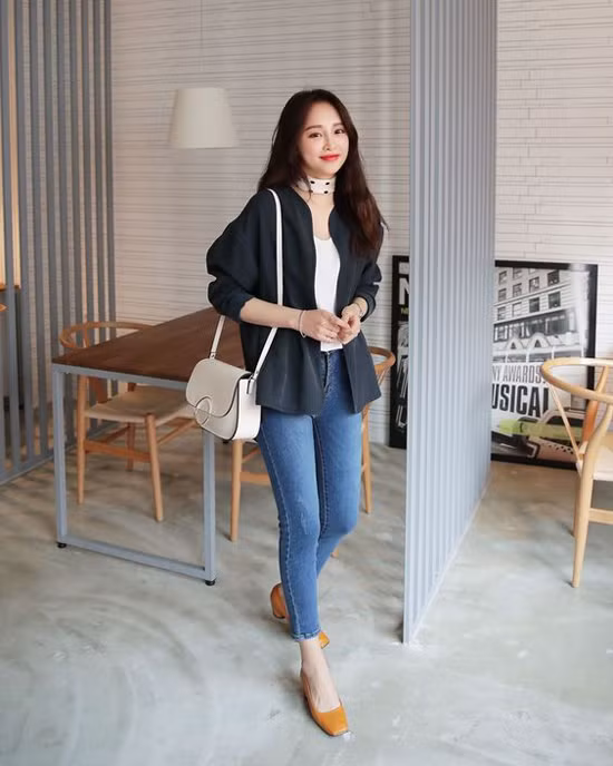 Tạo điểm nhấn cho set đồ ngày thu bằng khăn vuông