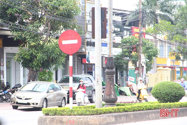 Biển báo giao thông “hướng mặt” vào... cột đèn ở ngã tư TP Hà Tĩnh