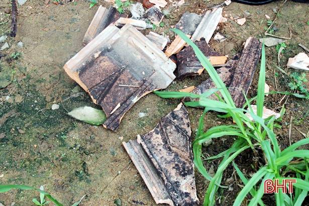 Mặt đất rung lắc, nhà dân ở Kỳ Anh bị vỡ ngói