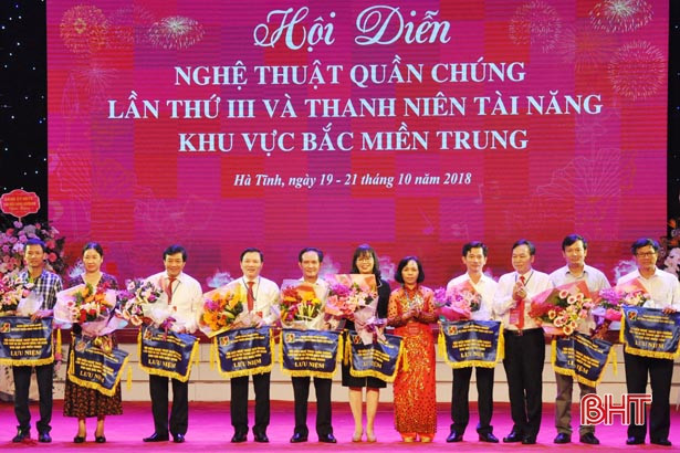 Khai mạc Hội diễn Nghệ thuật quần chúng Agribank Bắc miền Trung tại Hà Tĩnh