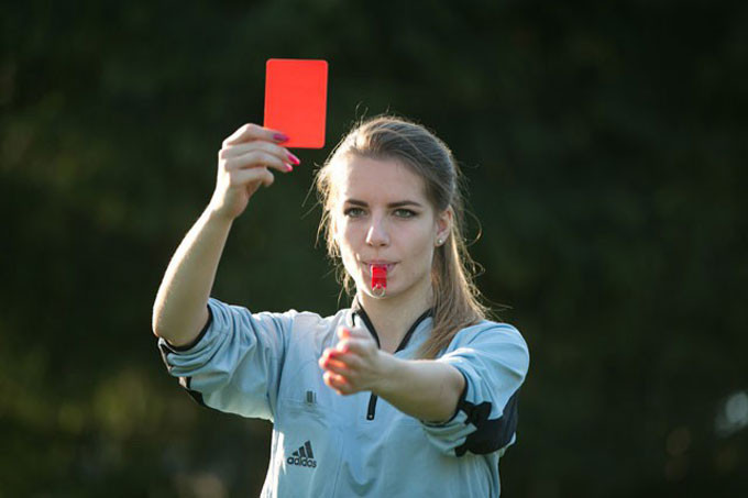 Nhan sắc vạn người mê của nữ trọng tài xinh đẹp nhất thế giới