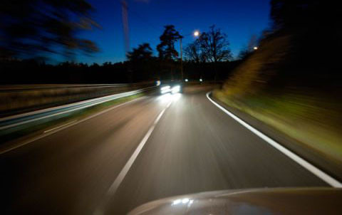 Hạn chế nhìn trực tiếp vào đèn pha xe đối diện. 10 điều tài xế không được quên khi lái xe ban đêm