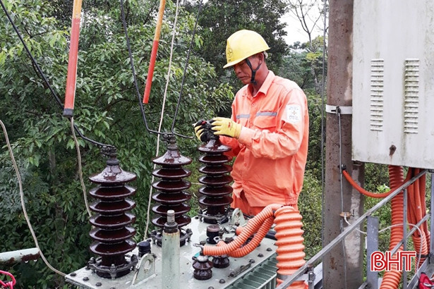 Điện lực Hương Khê cấp điện trở lại sau sét đánh cháy trạm biến áp
