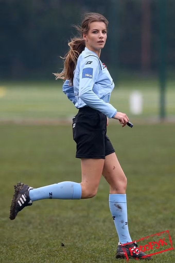 Nhan sắc vạn người mê của nữ trọng tài xinh đẹp nhất thế giới