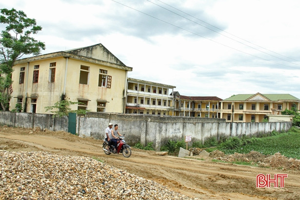 Trường học bỏ hoang, người dân lo lắng!