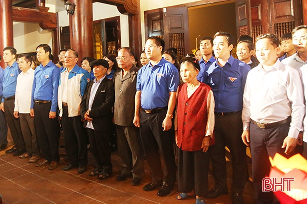 Hàng ngàn ngọn nến tri ân anh hùng Lý Tự Trọng