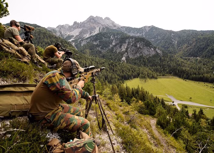 Cận cảnh lính bắn tỉa NATO tập luyện trên lưng chừng dãy Alps