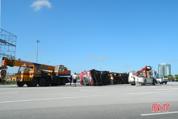 Ôm cua, xe container lật “chỏng vó” trên quốc lộ