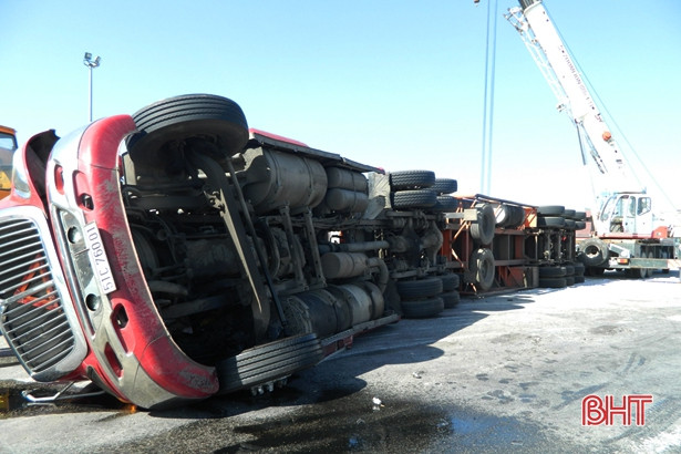 Ôm cua, xe container lật “chỏng vó” trên quốc lộ