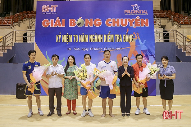 Giao lưu bóng chuyền nhân ngày truyền thống ngành kiểm tra Đảng