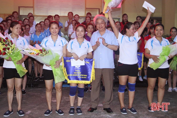 Nữ công nhân Công ty CP May Hà Tĩnh vui giải bóng chuyền hơi