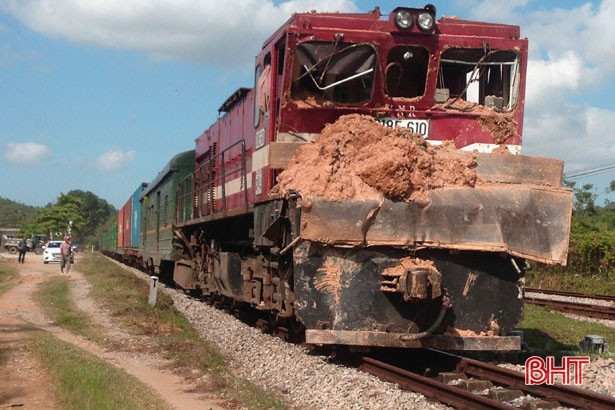Băng qua đường sắt, ô tô tải bị tàu hỏa đâm nát bét