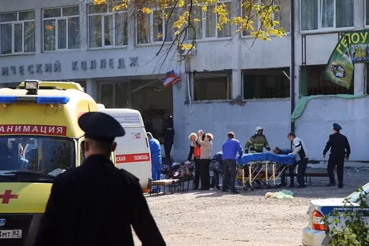 Xả súng, đánh bom trường học tại bán đảo Crimea, 18 người chết