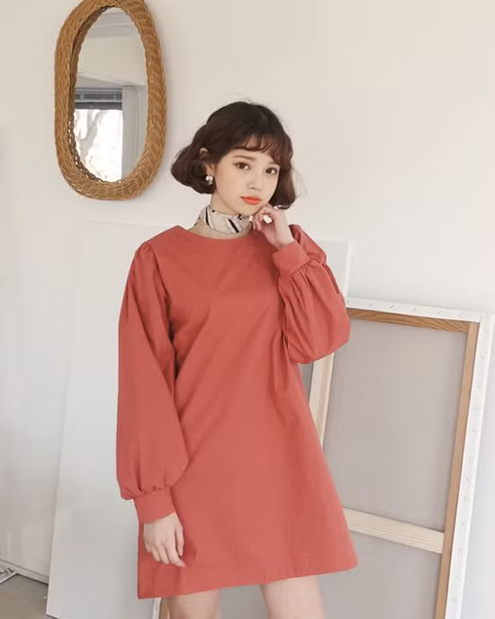 Tạo điểm nhấn cho set đồ ngày thu bằng khăn vuông