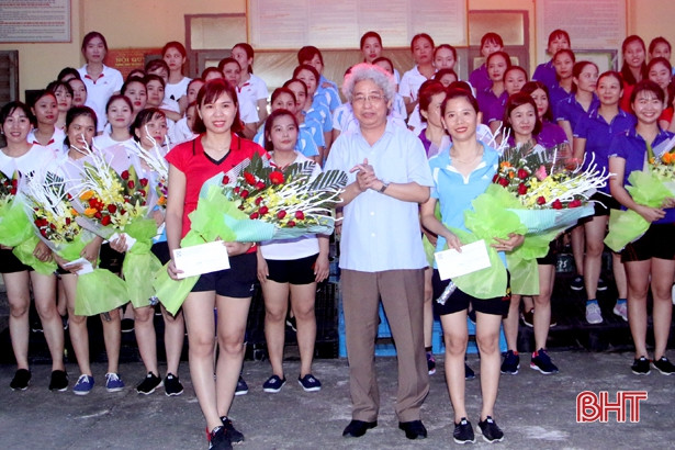 Nữ công nhân Công ty CP May Hà Tĩnh vui giải bóng chuyền hơi