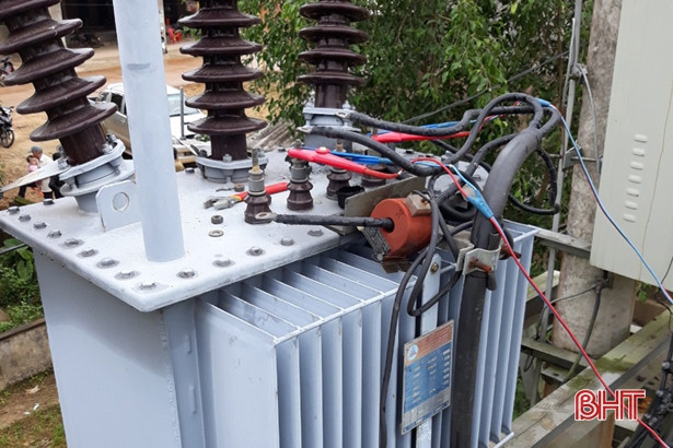 Hương Khê: Sét đánh cháy 2 trạm biến áp, hàng chục hộ dân mất điện