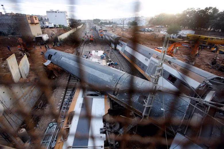 Hiện trường vụ tàu hỏa trật bánh khiến ít nhất 87 người thương vong ở Morocco