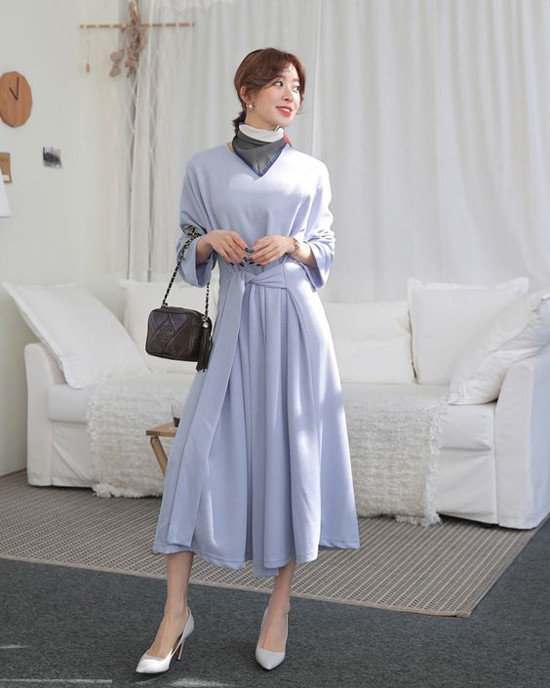 Tạo điểm nhấn cho set đồ ngày thu bằng khăn vuông