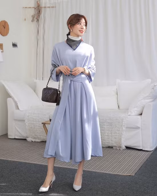 Tạo điểm nhấn cho set đồ ngày thu bằng khăn vuông