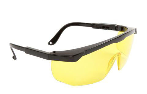 Không nên lạm dụng kính đeo mắt khi lái xe vào ban đêm. 10 điều tài xế không được quên khi lái xe ban đêm