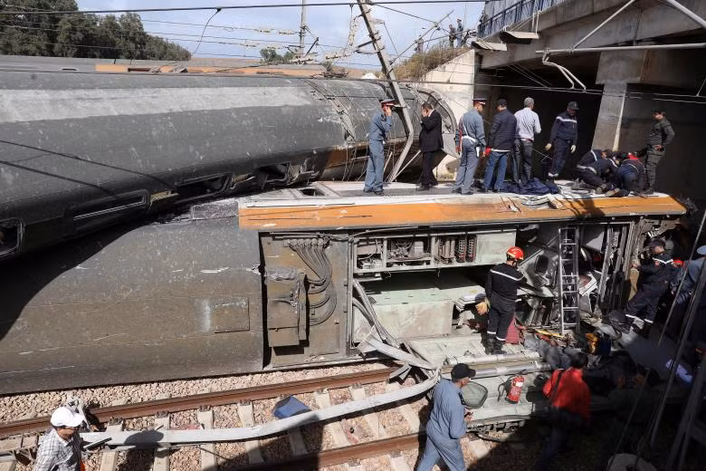 Hiện trường vụ tàu hỏa trật bánh khiến ít nhất 87 người thương vong ở Morocco