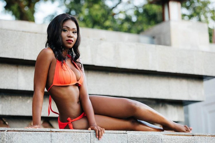 Phương Nga diện áo tắm khoe thân hình tuyệt tác